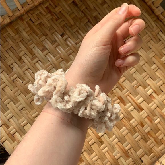 (3/$10) Canadian Frost Hair Srunchie - Picture 2 of 4